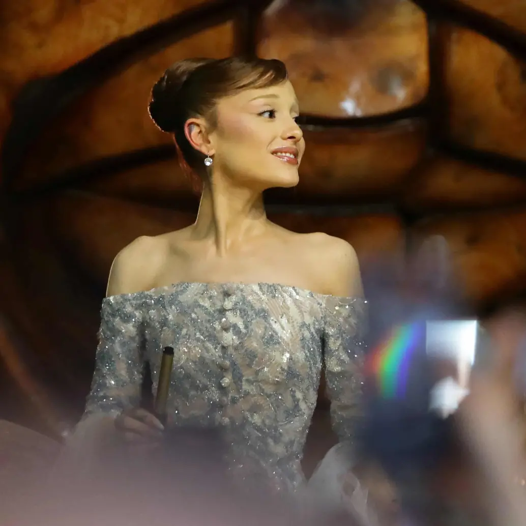 Ariana Grande ha generado preguntas entre sus fans por los recientes cambios en torno a Wicked. FOTO: AFP. 