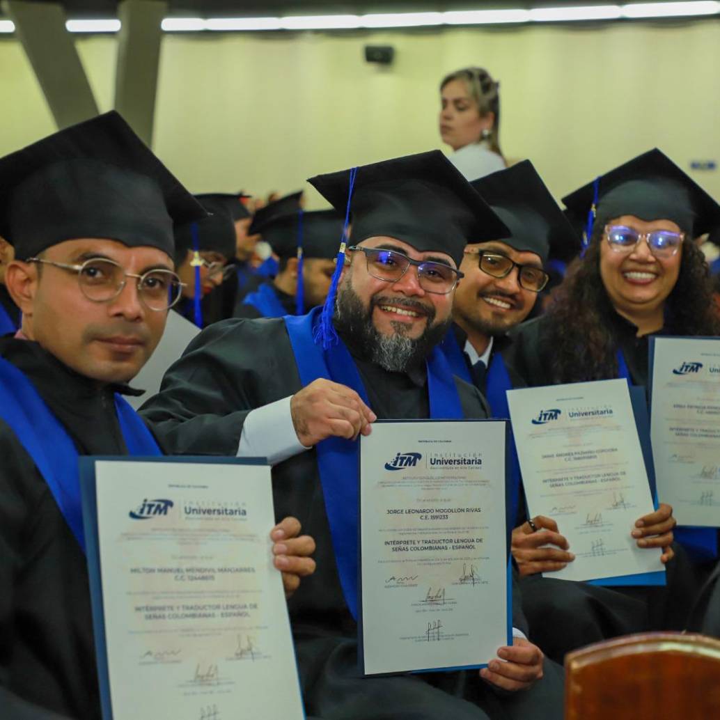 Siete estudiantes del ITM ahora son los primeros profesionales en Lengua de Señas Colombiana en la ciudad y el departamento. FOTO: ITM