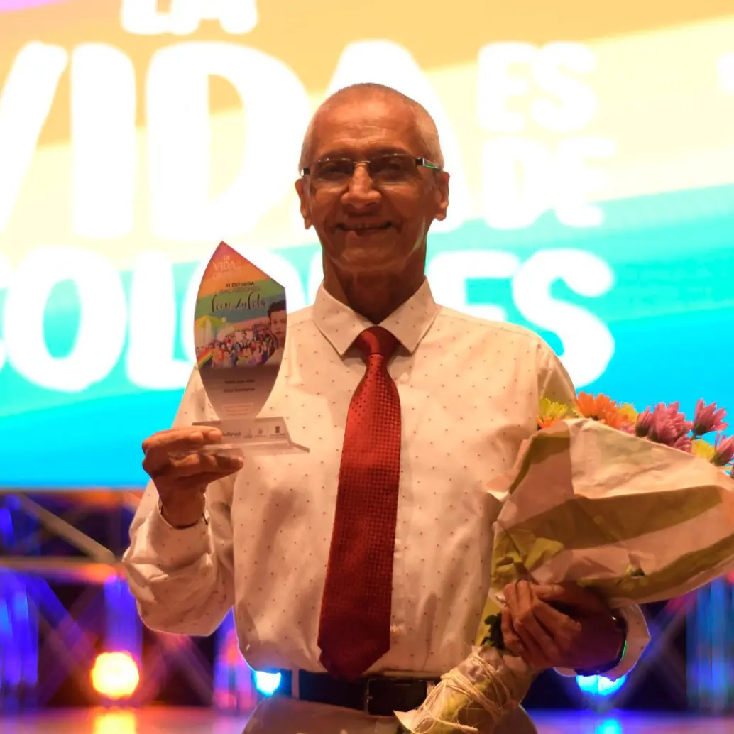 Edal Monsalve recibió el León Zuleta en la categoría de Toda una vida por su trayectoria en defensa de los derechos humanos de las personas sexo-divergentes de Medellín. <span class="mln_uppercase_mln">FOTO</span> <b><span class="mln_uppercase_mln">cortesía.</span></b> 