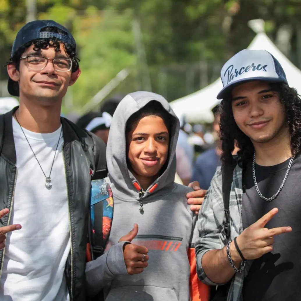 En Parceros, los jóvenes de Medellín reciben acompañamiento psicosocial, formación educativa, acceso a empleo, apoyo económico y fortalecimiento de sus proyectos de vida. Foto: cortesía Alcaldía de Medellín
