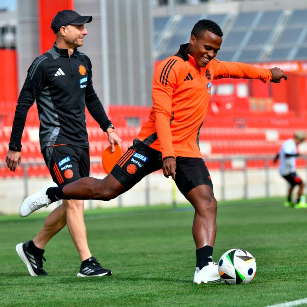 El futbolista chocoano Jhon Arias refleja la alegría y buena ambiente que reina en la Selección Colombia, que ya se encuentra en España para el partido amistoso contra Rumania. <span class="mln_uppercase_mln">FOTO</span> <b><span class="mln_uppercase_mln">cortesía FCF</span></b>