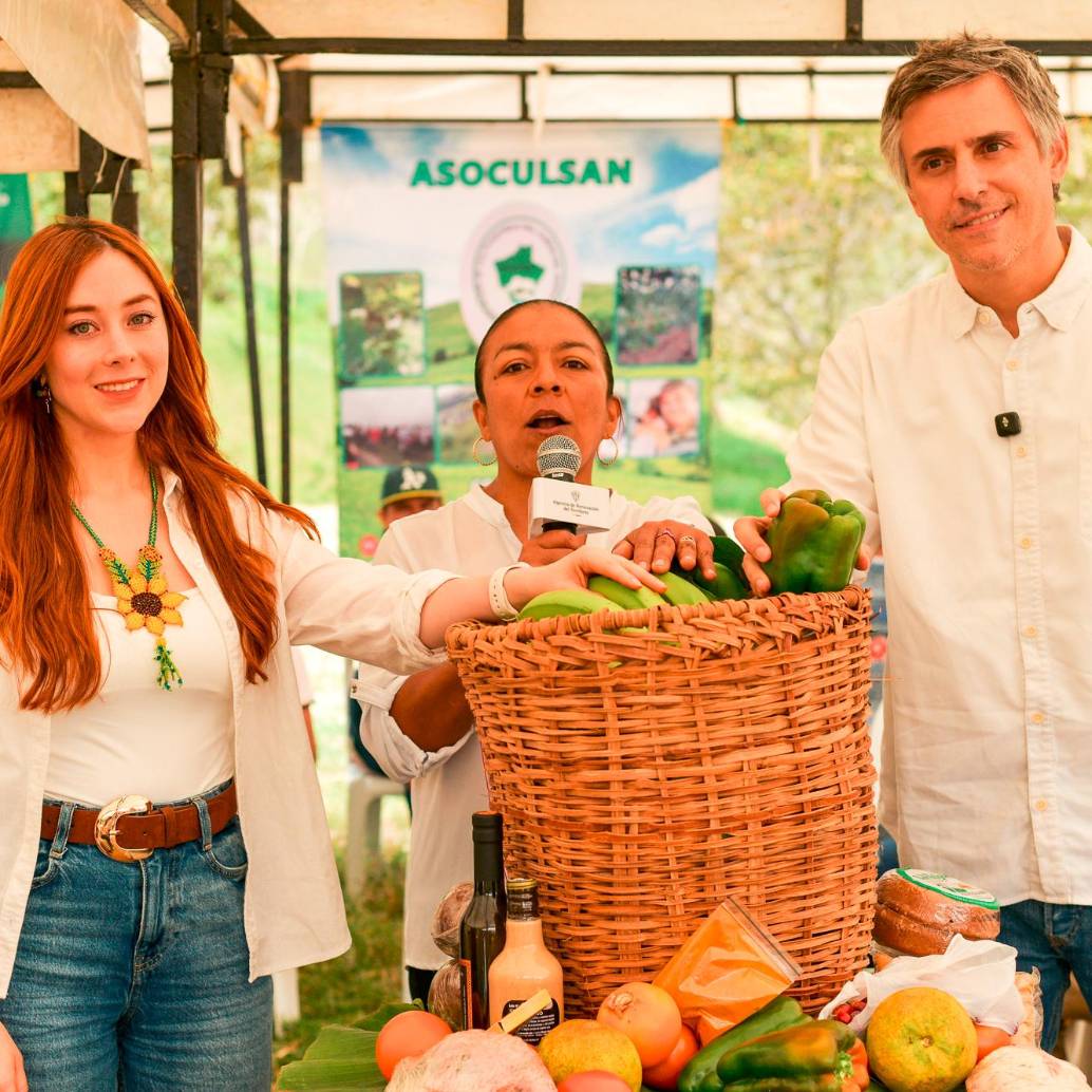 De izquierda a derecha: Gloria Miranda, directora de Sustitución de Cultivos de Uso Ilícito de Colombia; Diana Cano, presidenta de Asoculsan y Carlos Calleja, presidente de Grupo Éxito. 