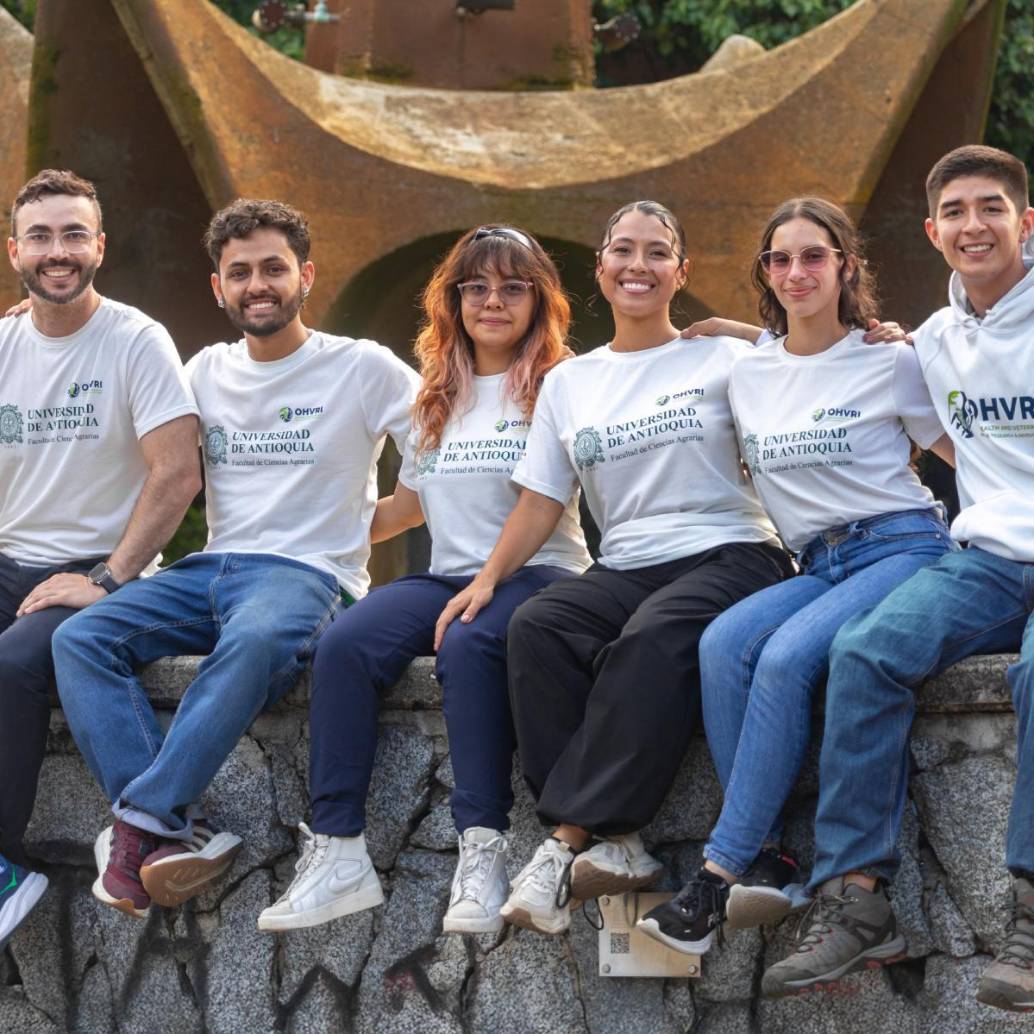 Los estudiantes Juan Camilo Valencia, Joseph Esteban Cabarique Mojica, Vanessa Rincón López, Carolina Roldán Restrepo y María Camila Zapata Franco; junto al profesor Yasser Lenis Sanin. FOTO: Cortesía