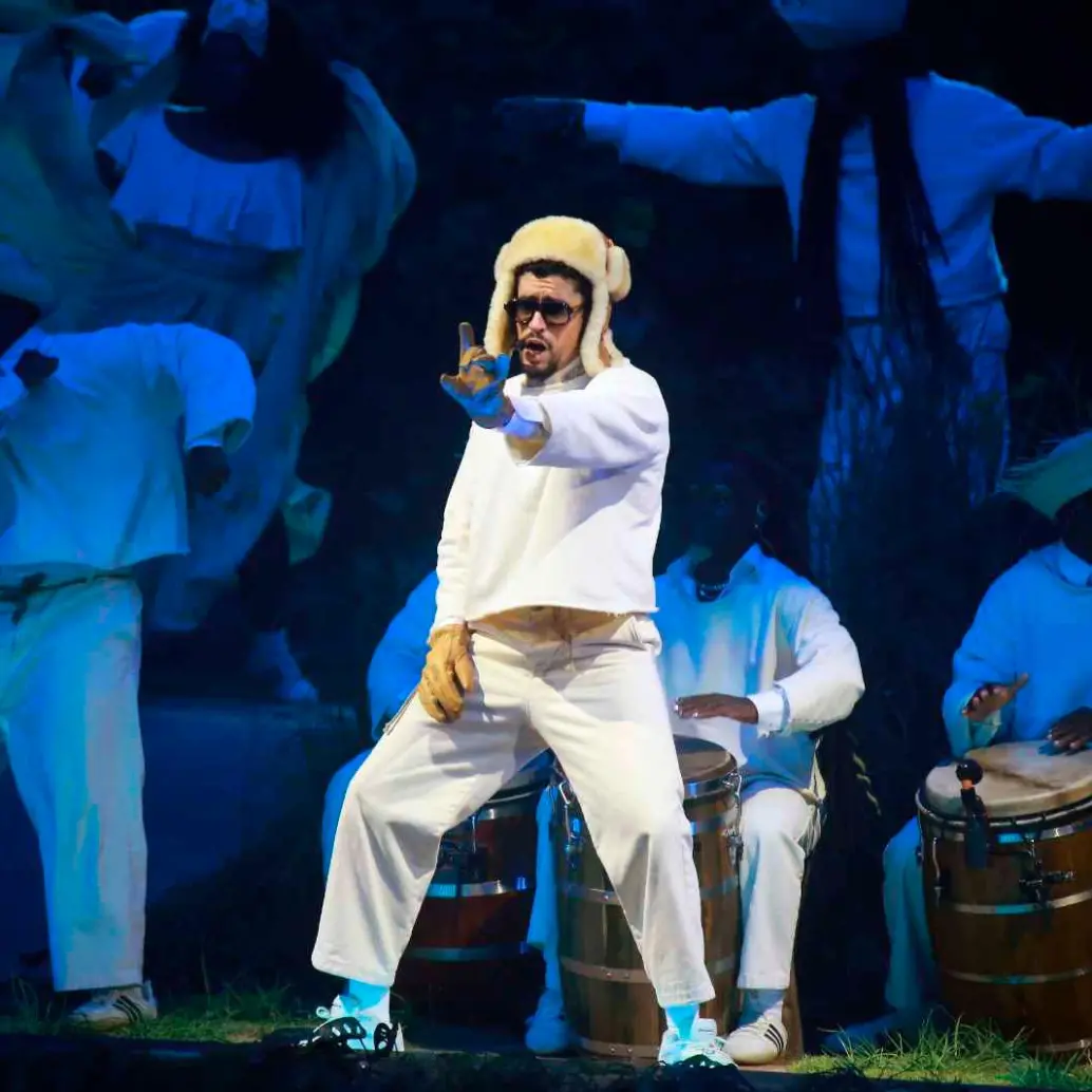 El fenómeno Bad Bunny trascendió los escenarios: su residencia en Puerto Rico no solo reunió a más de 600 mil espectadores, también movió la economía de la isla con récords en turismo, empleos y aumento del PIB. FOTO: GETTY