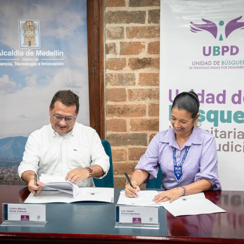 Firma del convenio entre el secretario de Paz y Derechos Humanos de Medellín, Carlos Alberto Arcila, y Luz Janeth Forero Martínez, directora de la Unidad de Búsqueda.