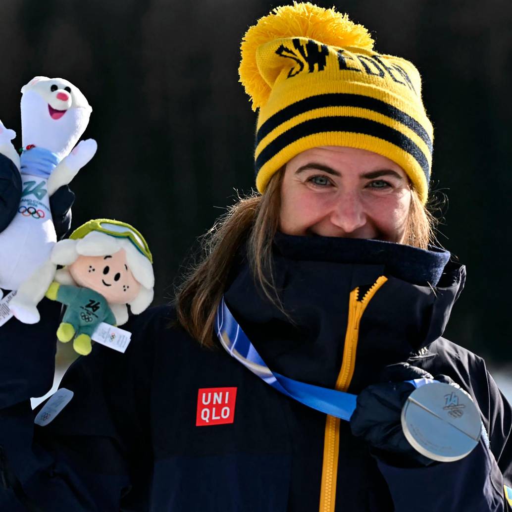 La sueca Ebba Andersson denunció que luego de ganar la plata en esquí de fondo, esta se le cayó y se le partió en dos. FOTO: GETTY