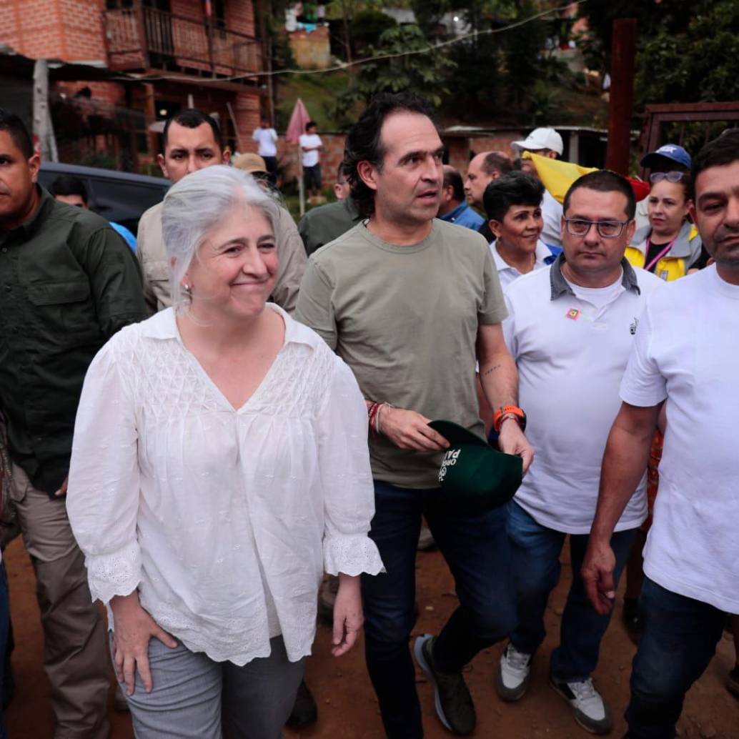 La ministra de Vivienda Catalina Velasco y el alcalde Federico Gutiérrez durante el recorrido en el barrio El Faro de Medellín. FOTO: CARLOS VELÁSQUEZ
