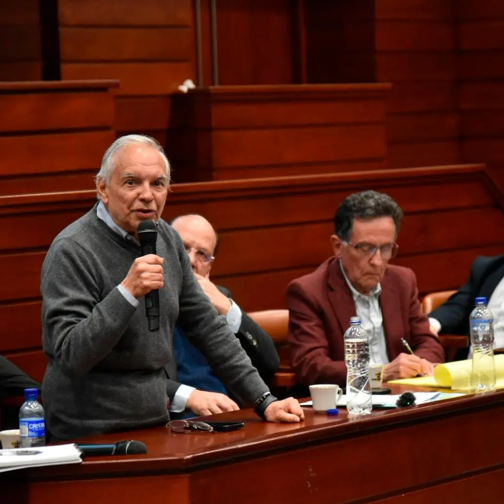 Ricardo Bonilla, exministro de Hacienda, es saludado por el ministro de la cartera económica, Germán Ávila. FOTO CORTESÍA MINHACIENDA