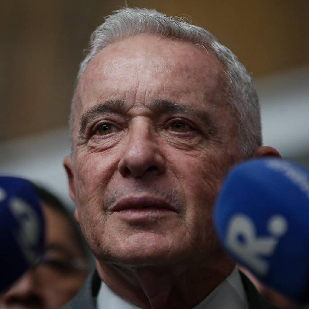 Álvaro Uribe declarando frente a los medios de comunicación. FOTO: Colprensa