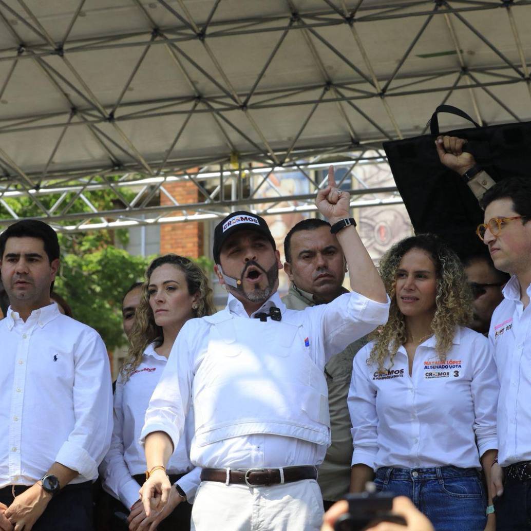 Los candidatos del Movimiento Creemos sellaron su alianza con el candidato presidencial Abelardo De La Espriella en Medellín. FOTO: Camilo Suárez