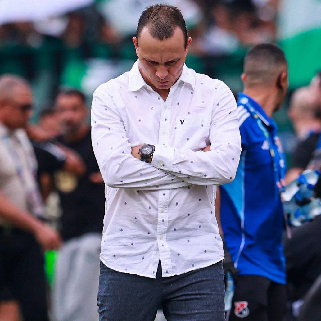 El entrenador antioqueño Alejandro Restrepo, de 43 años, llegó al Medellín en agosto del 2024. FOTO: MANUEL SALDARRIAGA