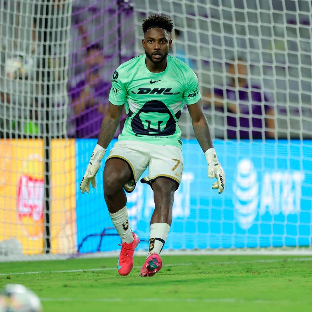 El lateral exverdolaga Álvaro Angulo debió asumir la portería los dos últimos minutos del partido. Foto: GETTY.