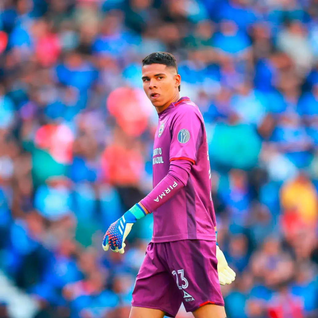 Kevin Mier es el portero del Cruz Azul de México y, aunque también se ha equivocado, se ha mantenido como el portero titular. FOTO CORTESÍA CRUZ AZUL