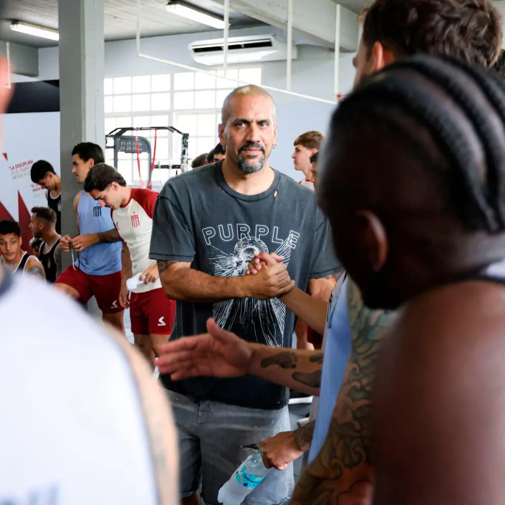 El presidente de Estudiantes de La Plata, Juan Sebastián Verón, en el centro de la foto, ha respaldado por completo a sus futbolistas. Foto: @EdelpOficial