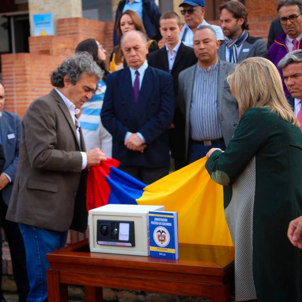 El candidato presidencial radicó el comité “promotor del referendo para cuidar la Constitución del 91” en la Registraduría Nacional. Foto: Colprensa