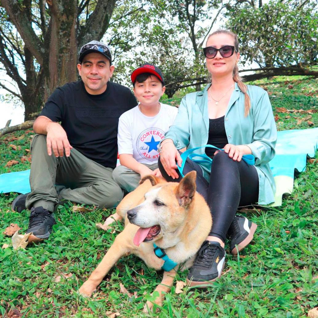 Nora Luz Jaramillo (der.), su esposo y su hijo compartieron con Hilda, la canina más veterana de La Perla. Le dieron amor y cariño durante toda la jornada. FOTO: CORTESÍA ALCALDÍA DE MEDELLÍN