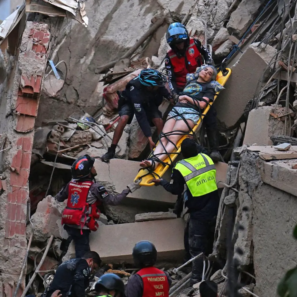 Aún continúan las labores de rescate. FOTO: GETTY.