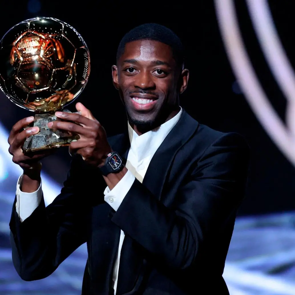 El extremo francés Ousmane Dembelé ganó el primer Balón de Oro de su carrera deportiva. FOTO: AFP