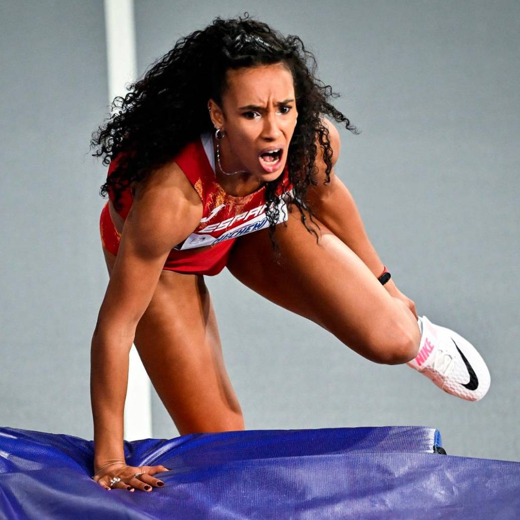 La joven atleta española María Vicente (22 años), sufrió la ruptura del tendón de Aquiles mientras participaba en el Mundial de salto de altura en Glasgow. FOTO: AFP 