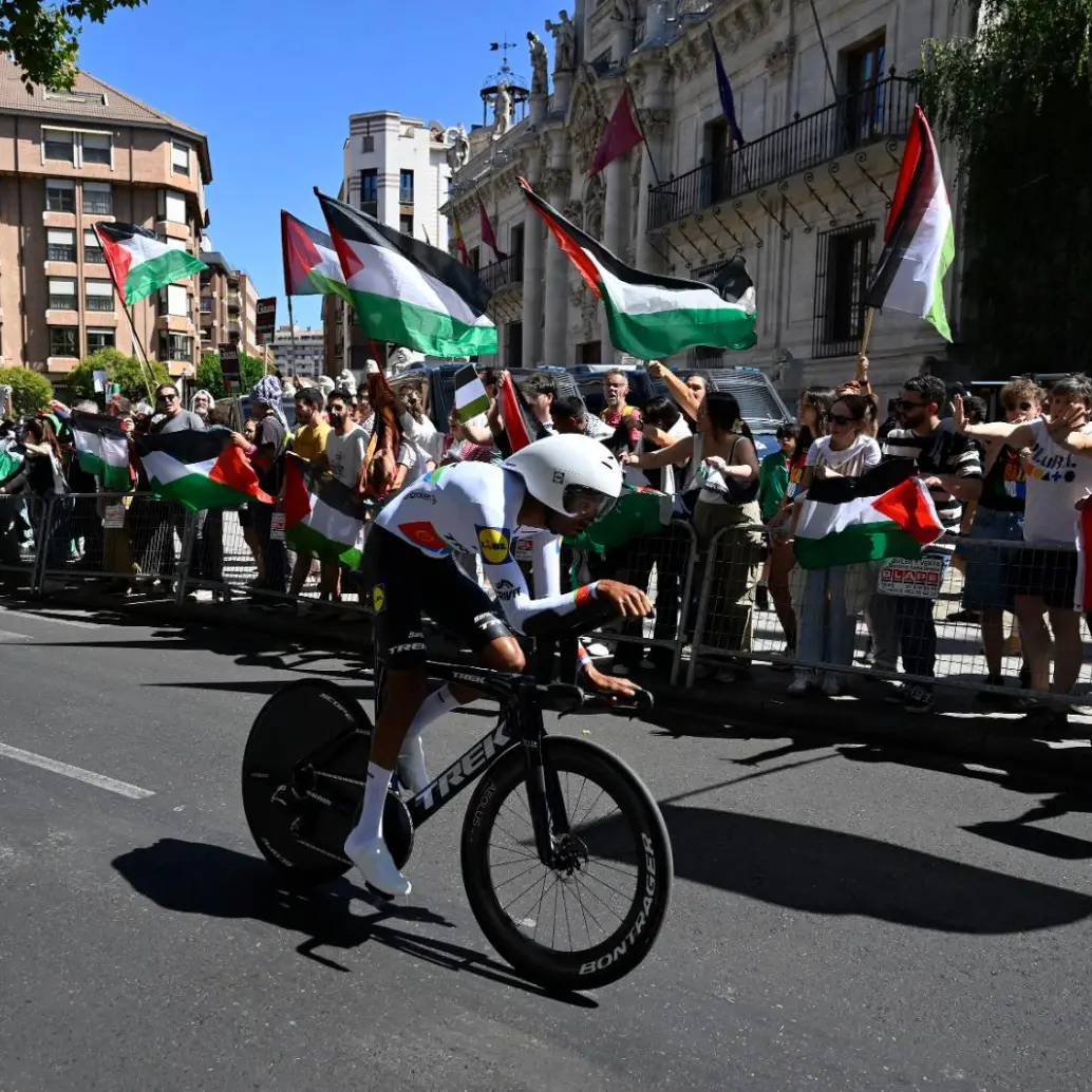 Los contratiempos de orden público durante las protestas podrían colocar en riesgo La Vuelta a España. Foto: GETTY