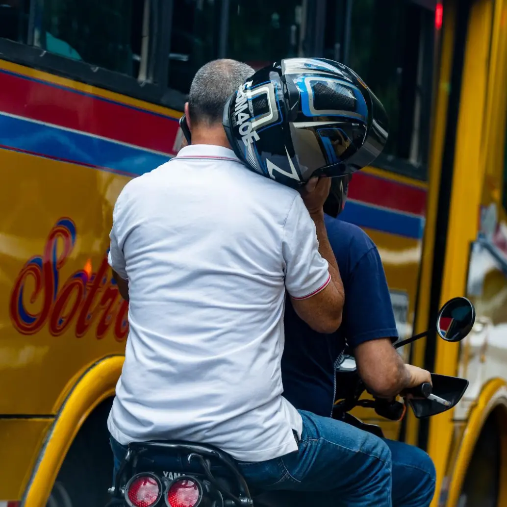 El ‘parrillero’ de una moto hablando por celular. FOTO: CAMILO SUAREZ