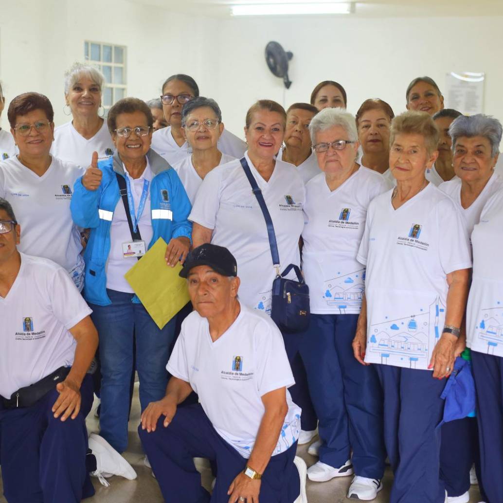 Grupo de adultos mayores del Distrito de Medellín. FOTO: Cortesía.