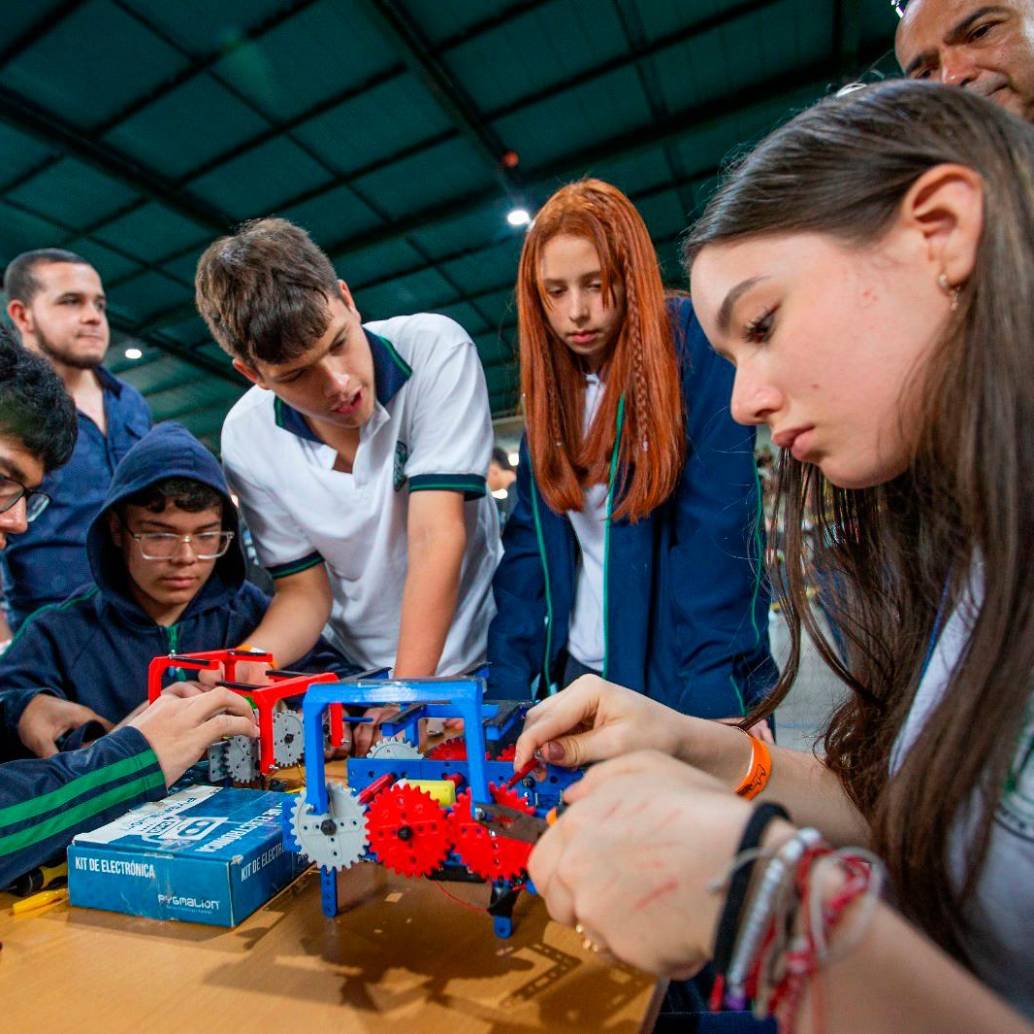 Son miles los estudiantes que participan en proyectos para despertar sus vocaciones científicas y tecnológicas, como parte de la apuesta de ciudad por consolidarse como Distrito de Ciencia, Tecnología e Innovación. FOTO<b> </b>EL COLOMBIANO.<b> </b>