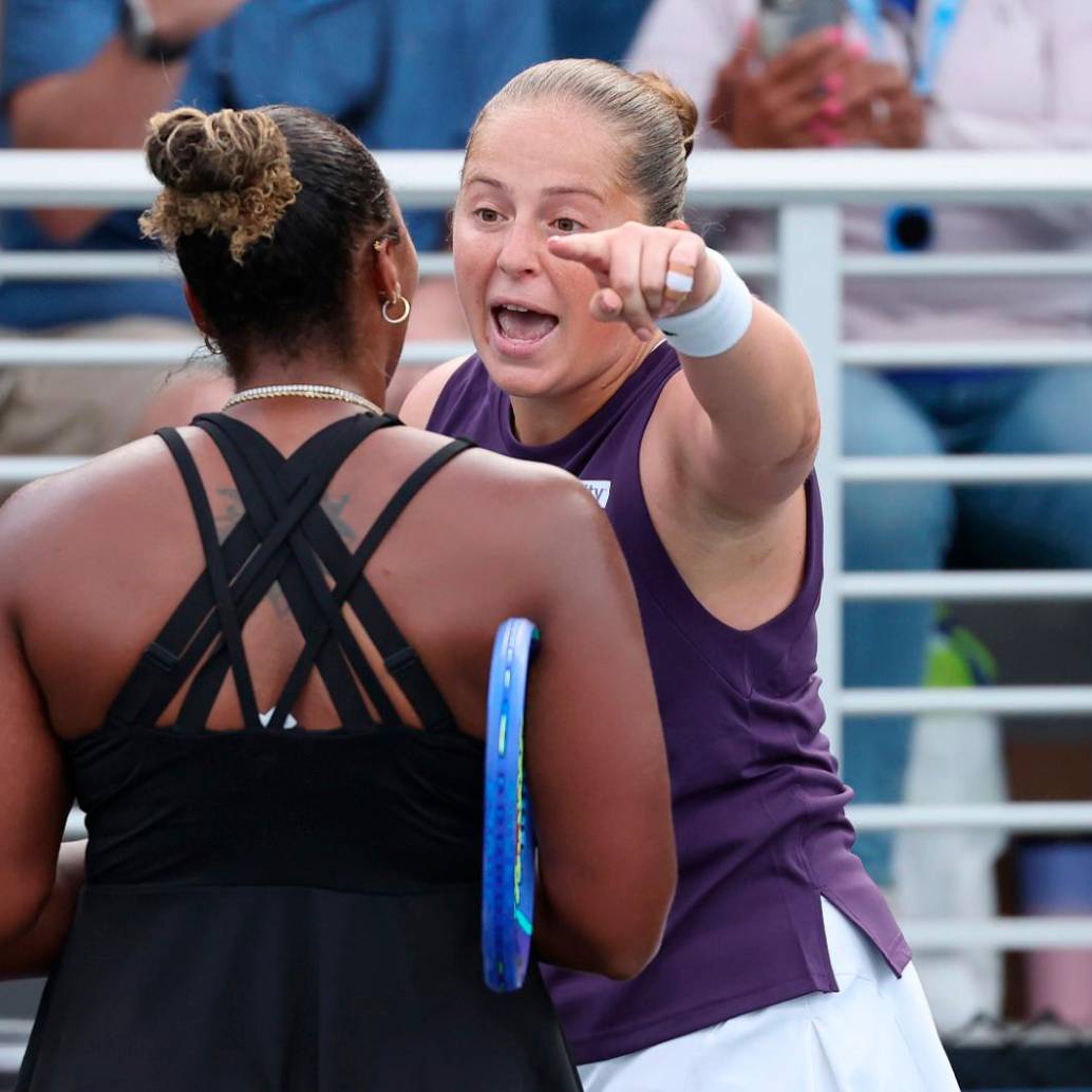 Discusión entre Ostapenko y Townsend luego de finalizar el partido. Foto: GETTY