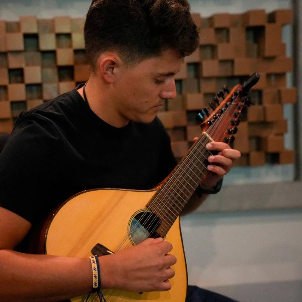 La bandola andina que toca aquí Estiven, también conocida como Lira, se usa en diversos ritmos del folclor como es el caso del bambuco, el pasillo, la danza, la guabina, el torbellino, entre otros. FOTO:<b><span class="mln_uppercase_mln"> </span></b><span class="mln_uppercase_mln">Cortesía</span><b><span class="mln_uppercase_mln"> </span></b>
