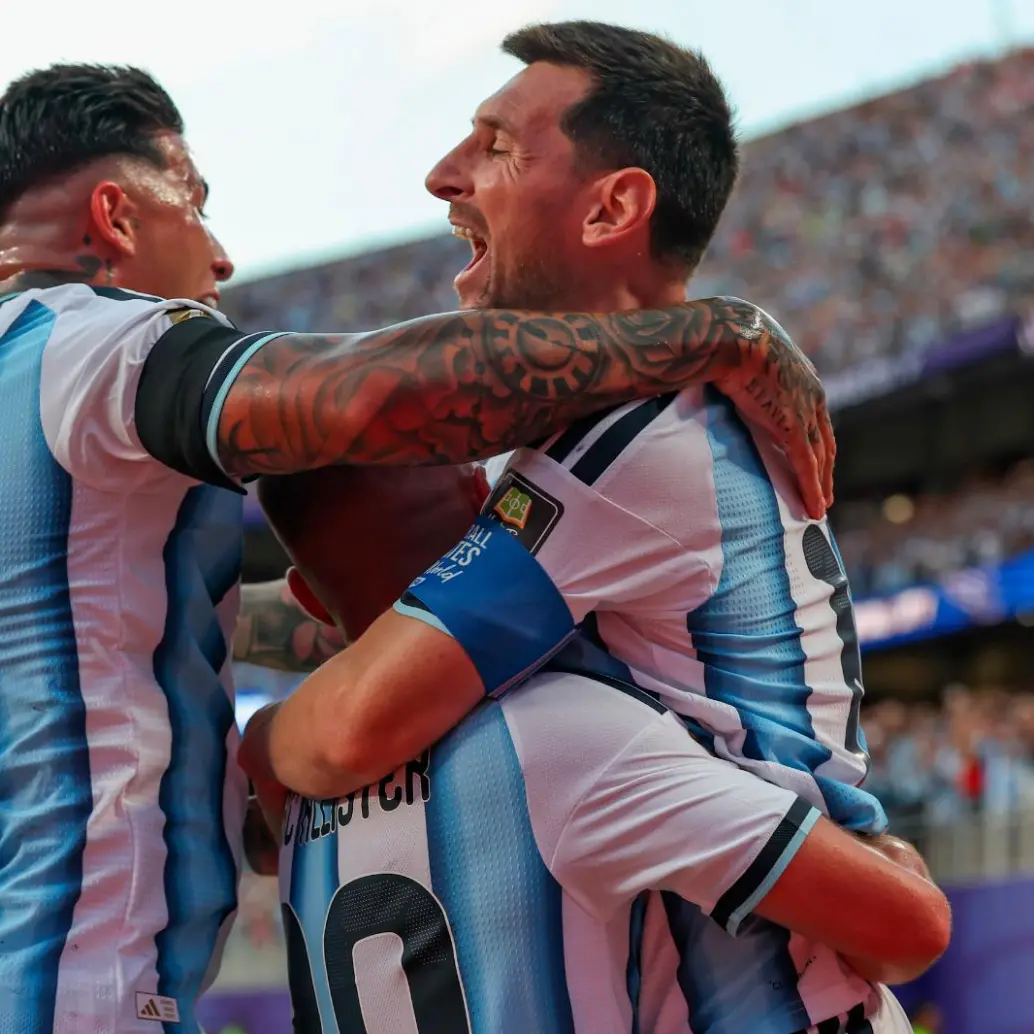 Messi y Enzo Fernández abrazando a Alexis Mac Allister, autor del gol con el que Argentina venció a Suiza. FOTO: GETTY