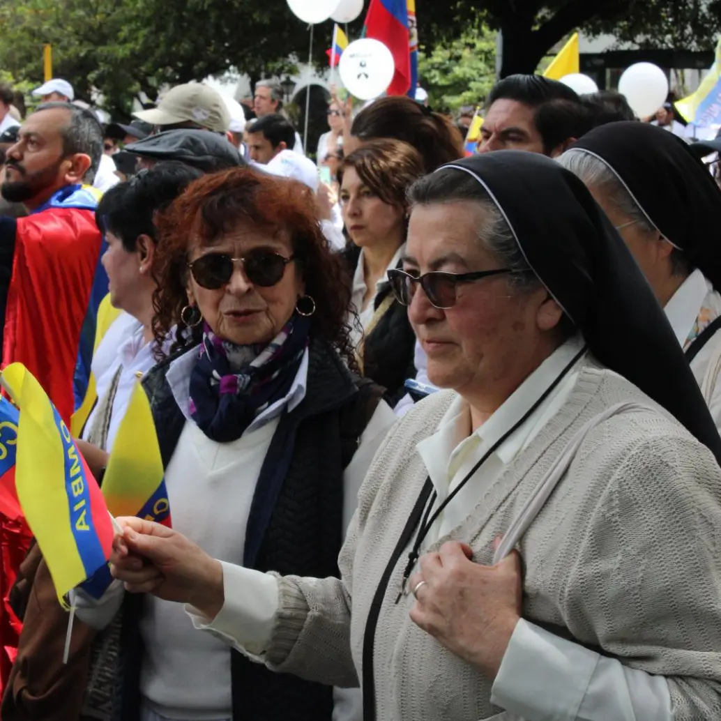 <span class="mln_uppercase_mln"> El</span><b><span class="mln_uppercase_mln"> rostro de Miguel Uribe impreso en carteles estuvo presente en las manos de cientos de asistentes. Foto: Loren Buitrago</span></b>