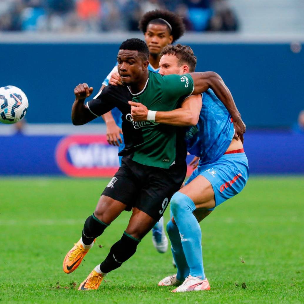 Jhon Córdoba suma 76 goles con la camiseta de Krasnodar. Es el máximo goleador histórico del club. En la foto enfrenta al Zenit de los colombianos Wilmar Barrios y Jhon Durán. FOTO: <b>GETTY</b>