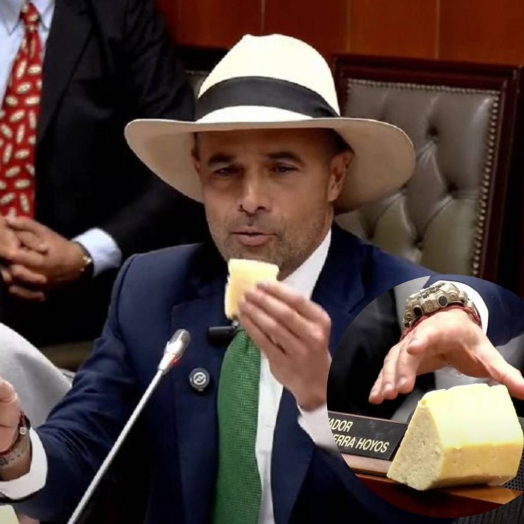 Durante su intervención, el senador Andrés Guerra sacó un queso para simbolizar lo ocurrido en Aguas Vivas. FOTO: Cortesía