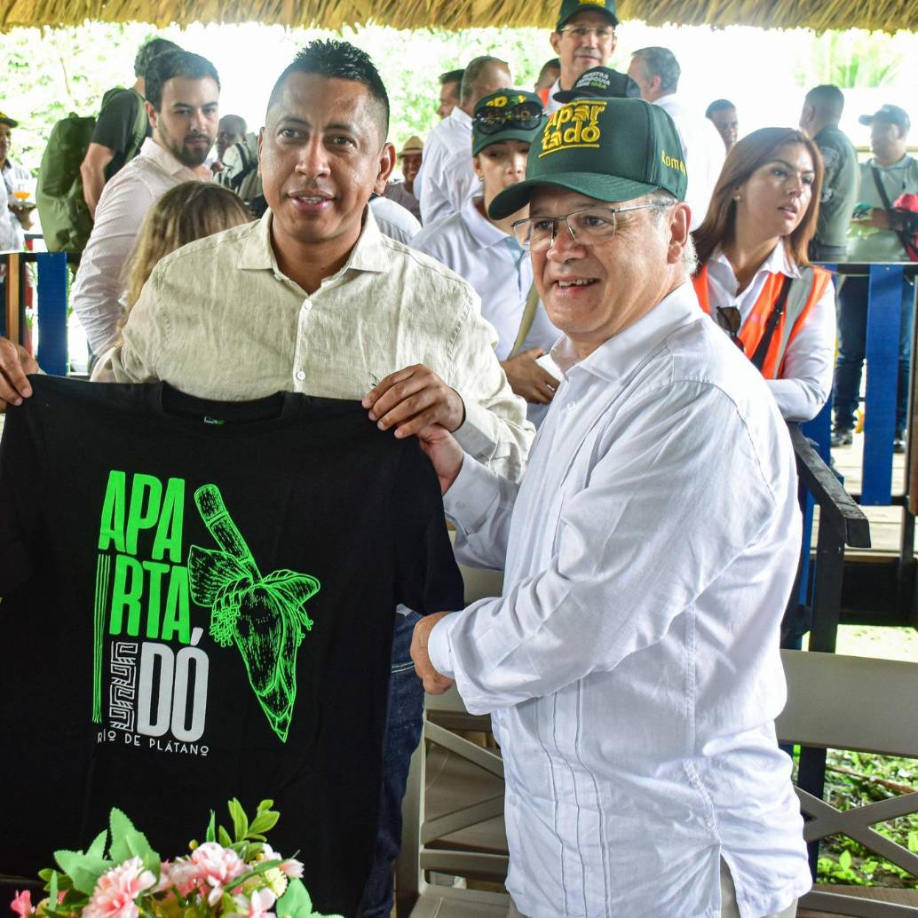 El alcalde de Apartadó, Adolfo Romero, y el embajador de Francia en Colombia, Sylvan Itté. FOTO: ALCALDÍA DE APARTADÓ