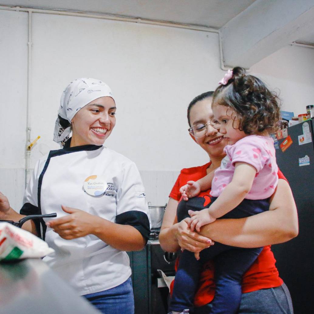 Una de las funcionarias de Buen Comienzo durante una de las capacitaciones a domicilio. FOTO: Cortesía
