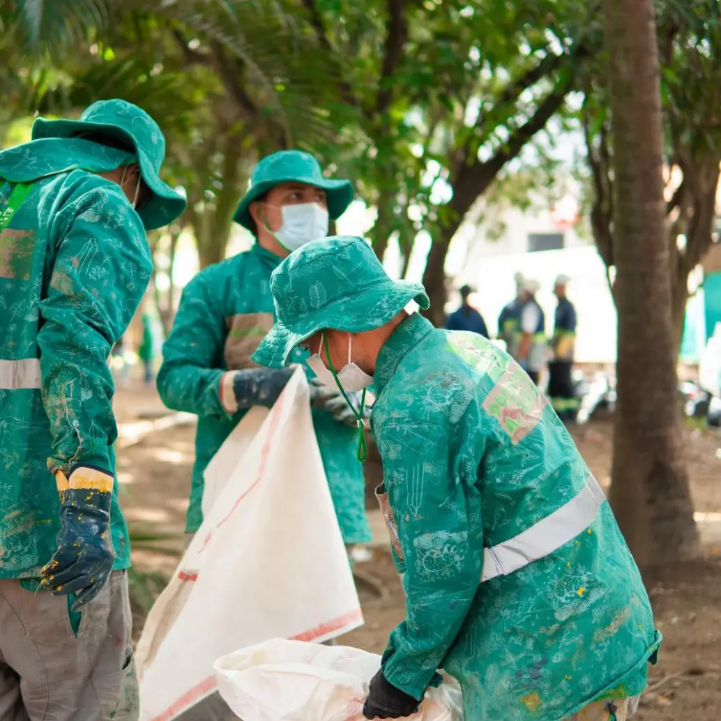 Recolección de basuras y escombros en las zonas más afectadas por esta problemática en la ciudad. FOTO Cortesía Alcaldía de Medellín.