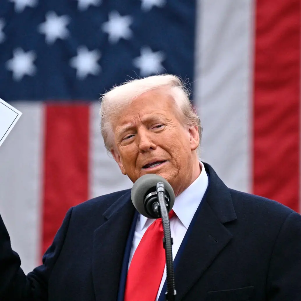 Pese a que el presidente Trump asegura que Estados Unidos se ha fortalecido en su gobierno, su popularidad no sobre pasa los 40 puntos, la peor cifra entre los últimos 14 mandatarios que ha tenido el país norteamericano. FOTO <b>AFP</b>