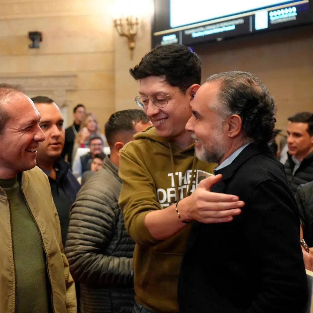 Los ministros de Trabajo, Educación e Interior, celebran la aprobación de la reforma pensional. FOTO Cortesía MinTrabajo. 