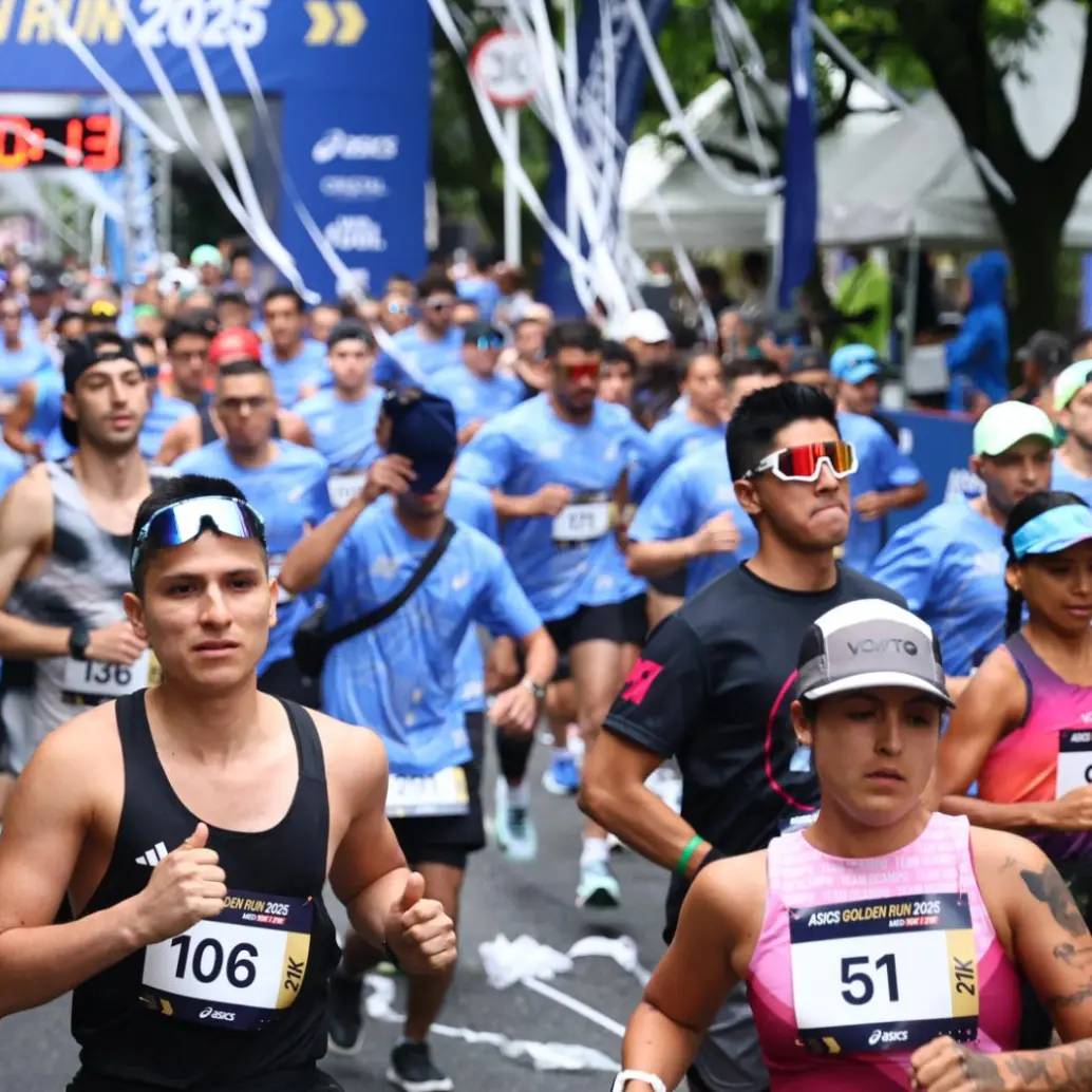 Carrera de atletismo Asics Golden Run 2025 en Medellín. Foto: MCM OPERADOR EVENTOS @eventos_mcm
