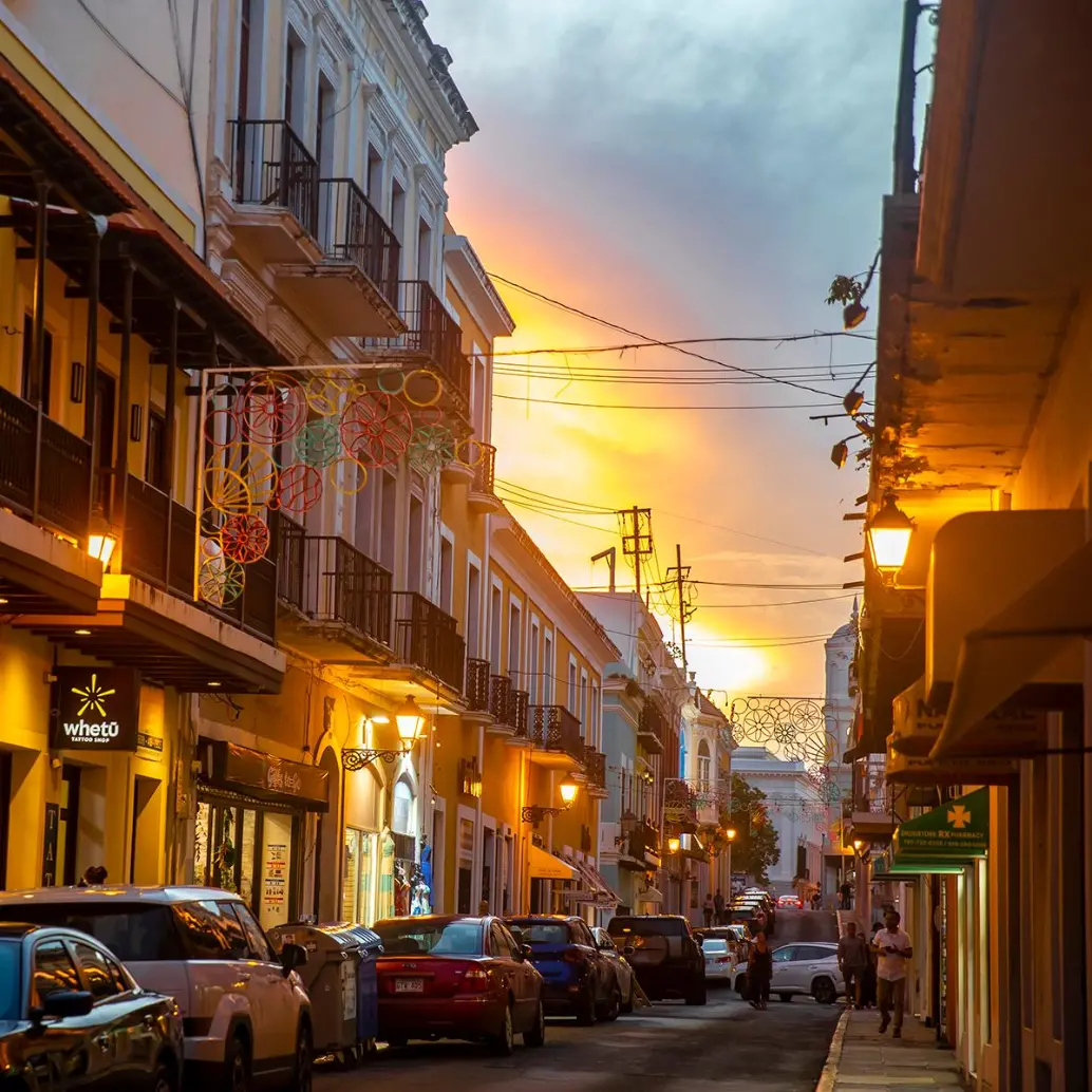 Recorrer el Viejo San Juan al caer la tarde es adentrarse en un escenario detenido en el tiempo, donde la modernidad del Caribe cede el paso a la solemnidad de la historia. Foto: Juan Antonio Sánchez 