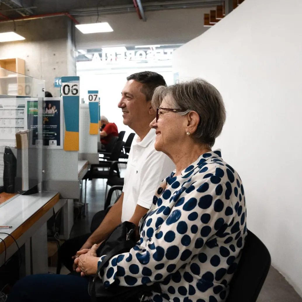 Las personas interesadas pueden dirigirse a varios puntos de atención de la Secretaría de Hacienda ubicados en centros comerciales de la ciudad, entre ellos El Tesoro, Los Molinos, Florida, Premium Plaza, La Central y Unicentro. FOTO: Cortesía Alcaldía de Medellín