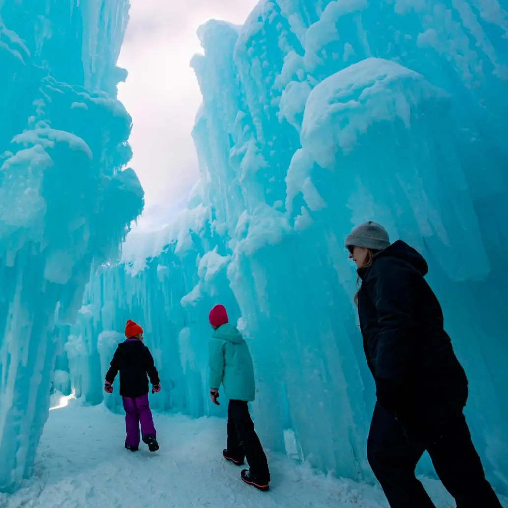 Los Castillos de Hielo no son una atracción exclusiva de North Woodstock. Estas maravillas invernales se construyen en seis ciudades de Norteamérica, cada una con su propio estilo y encanto. Foto: AFP