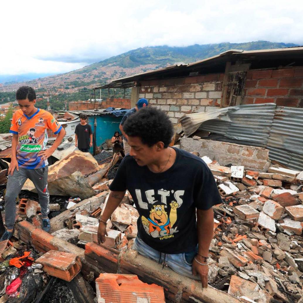 Cuatro viviendas quedaron completamente destruidas por cuenta del incendio que habría provocado un paciente psiquiátrico en el barrio Andalucía, de Medellín. FOTO: CAMILO SUÁREZ