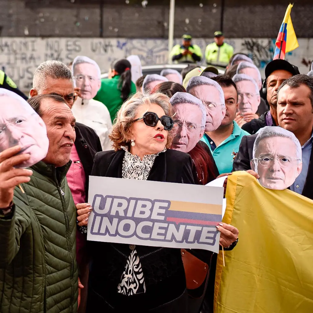 Simpatizantes de Álvaro Uribe a las afueras del complejo judicial de Paloquemao, en Bogotá. El expresidente sigue la audiencia de forma virtual. FOTO: Colprensa