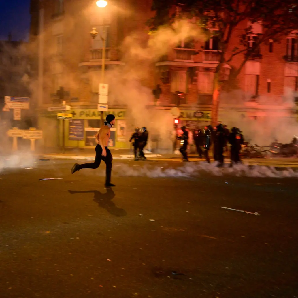 Las calles se convirtieron en escenario de una batalla campal, con personas que dañaron el inmobiliario público y se enfrentaron a las autoridades. FOTO Getty
