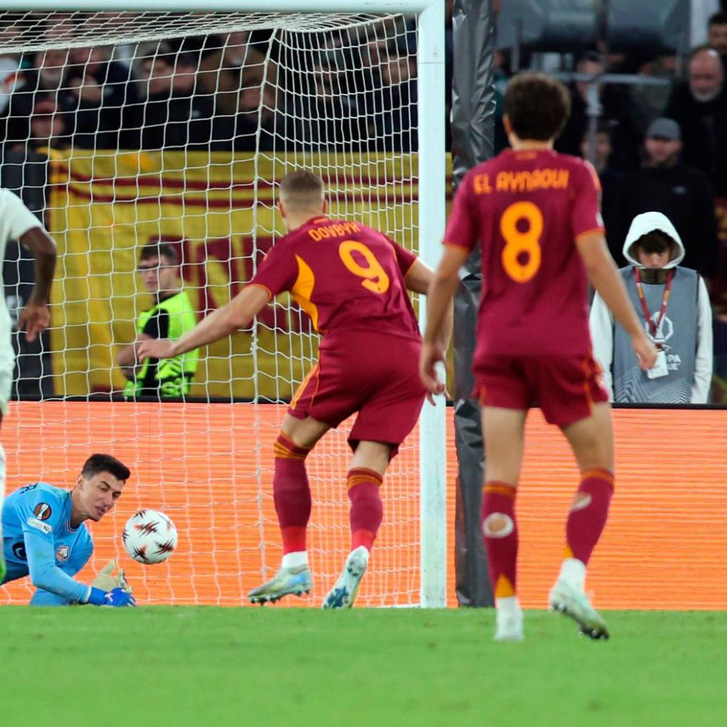 Berke Ozer, arquero del Lille OSC, se robó los aplausos luego de atajar el mismo penalti en tres ocasiones. Foto: GETTY