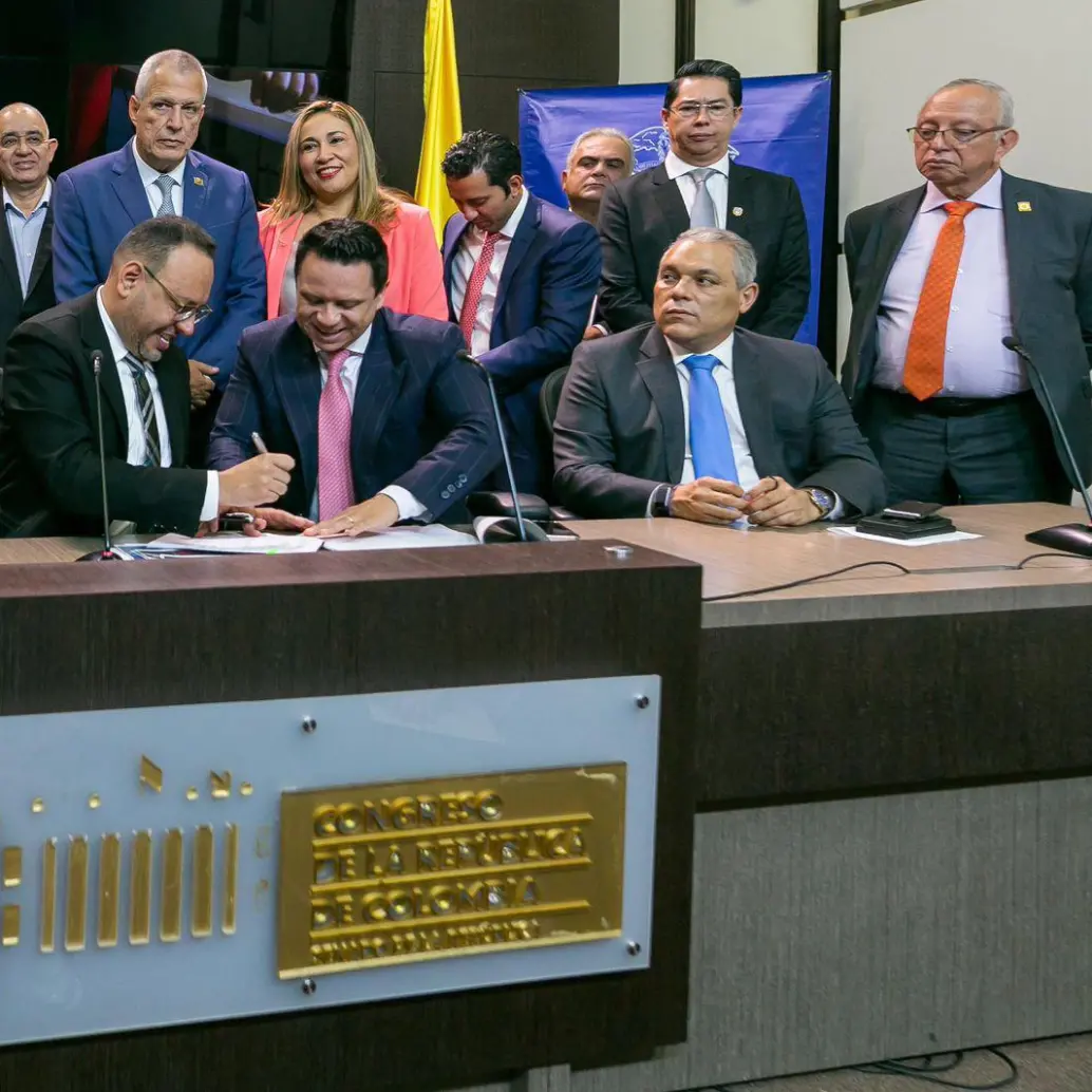 El ministro TIC, Julián Molina, radicó ante el Congreso el proyecto de ley Internet Solidario, con el que busca convertir el internet fijo en un servicio público domiciliario. Foto: Cortesía