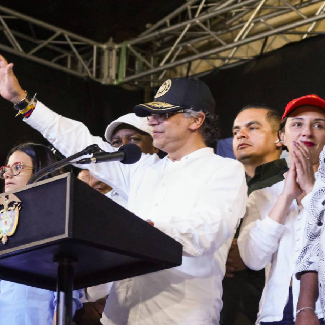 El mandatario aseguró que, en caso de que la Corte Constitucional tumbe el ‘decretazo’, buscará recoger ocho millones de firmas para volver a presentar la consulta popular. FOTO: Presidencia