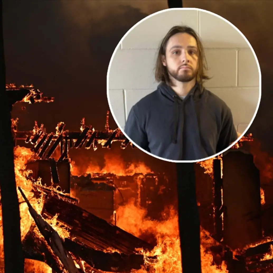 Un hombre de 29 años fue arrestado en Florida, acusado de provocar el incendio que devastó Pacific Palisades, en Los Ángeles, y dejó 12 muertos y más de 6.000 viviendas destruidas. FOTO: AFP, fiscal federal interino Bill Essayli., vía X.
