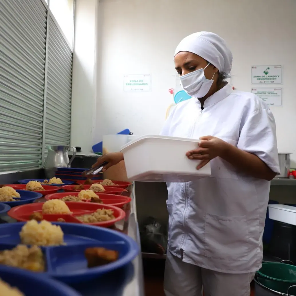 Con los recursos provenientes del impuesto vehicular se financia la alimentación en los colegios y se apoya a madres gestantes, menores de cinco años y adultos mayores vulnerables. FOTO: Cortesía Gobernación de Antioquia